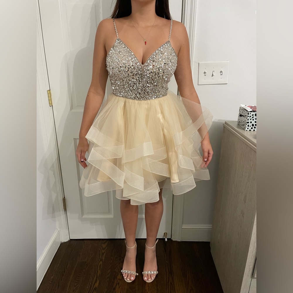 Worn once, short cocktail dress! Can be worn to a party or homecoming!